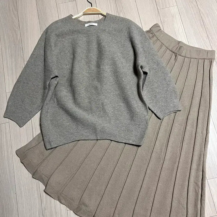 [BUNJANG] BOWEN Wool 100% Pleated Knit Skirt / 보웬 BOWEN 울100% 니트 플리츠 스커트 롱치마 플레어 밴딩 베이지