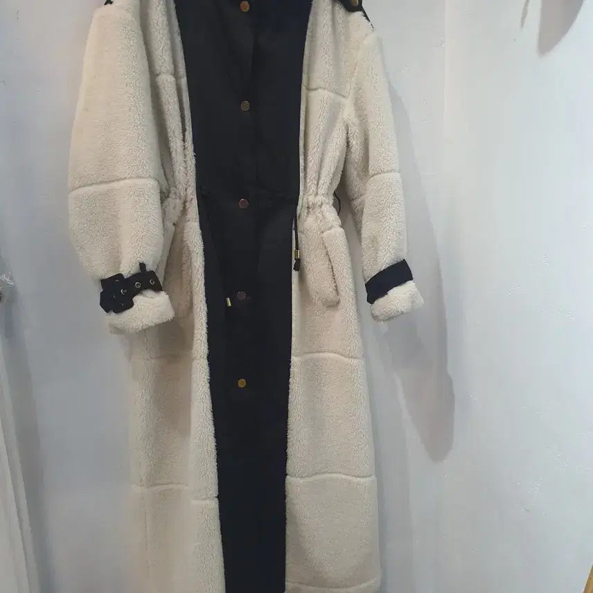 [BUNJANG] JLLOOK POGGLE Long Coat Black / 줄로그  뽀글이 롱 코트 블랙 배색