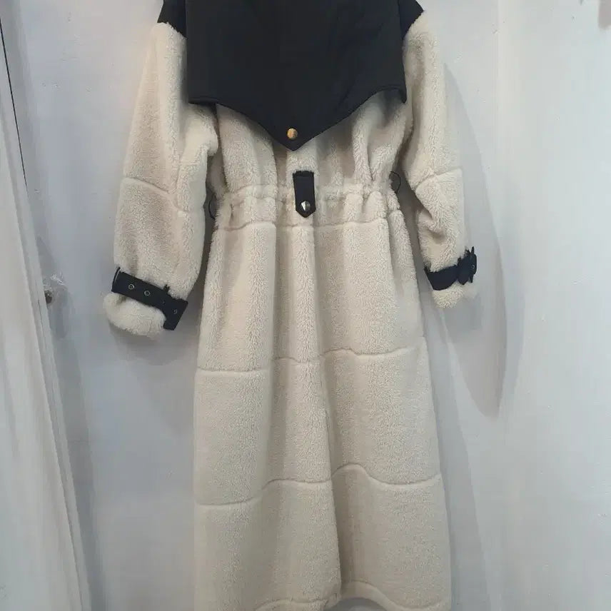 [BUNJANG] JLLOOK POGGLE Long Coat Black / 줄로그  뽀글이 롱 코트 블랙 배색