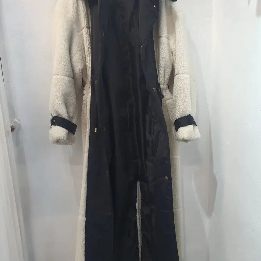 [BUNJANG] JLLOOK POGGLE Long Coat Black / 줄로그  뽀글이 롱 코트 블랙 배색