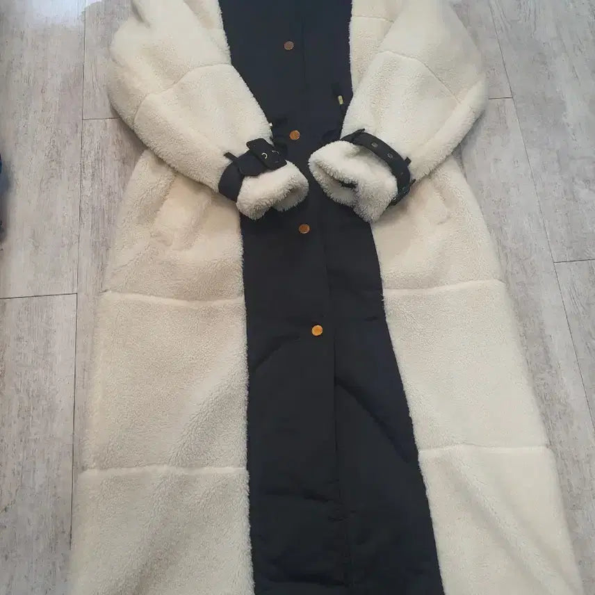 [BUNJANG] JLLOOK POGGLE Long Coat Black / 줄로그  뽀글이 롱 코트 블랙 배색