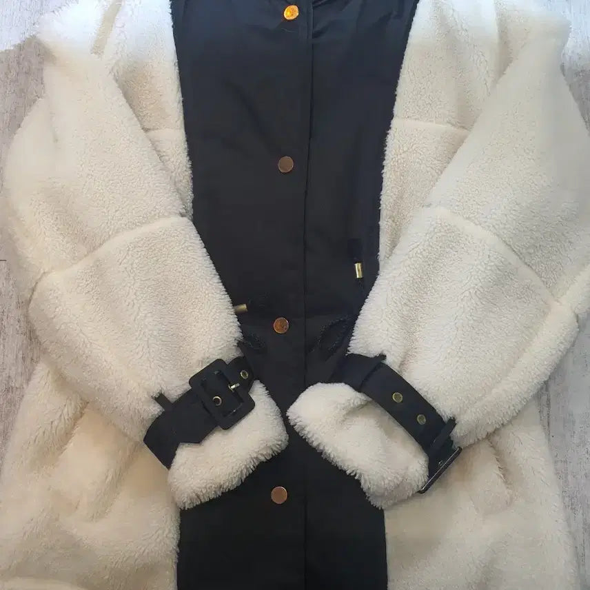 [BUNJANG] JLLOOK POGGLE Long Coat Black / 줄로그  뽀글이 롱 코트 블랙 배색