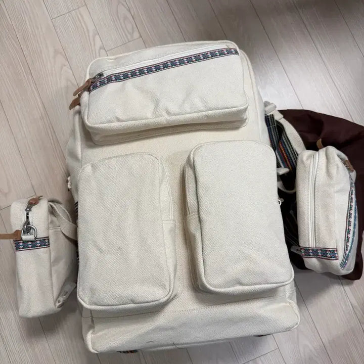 [BUNJANG] Yeolagi-deul Ivory Travel Backpack / 여락이들 여행용 백팩