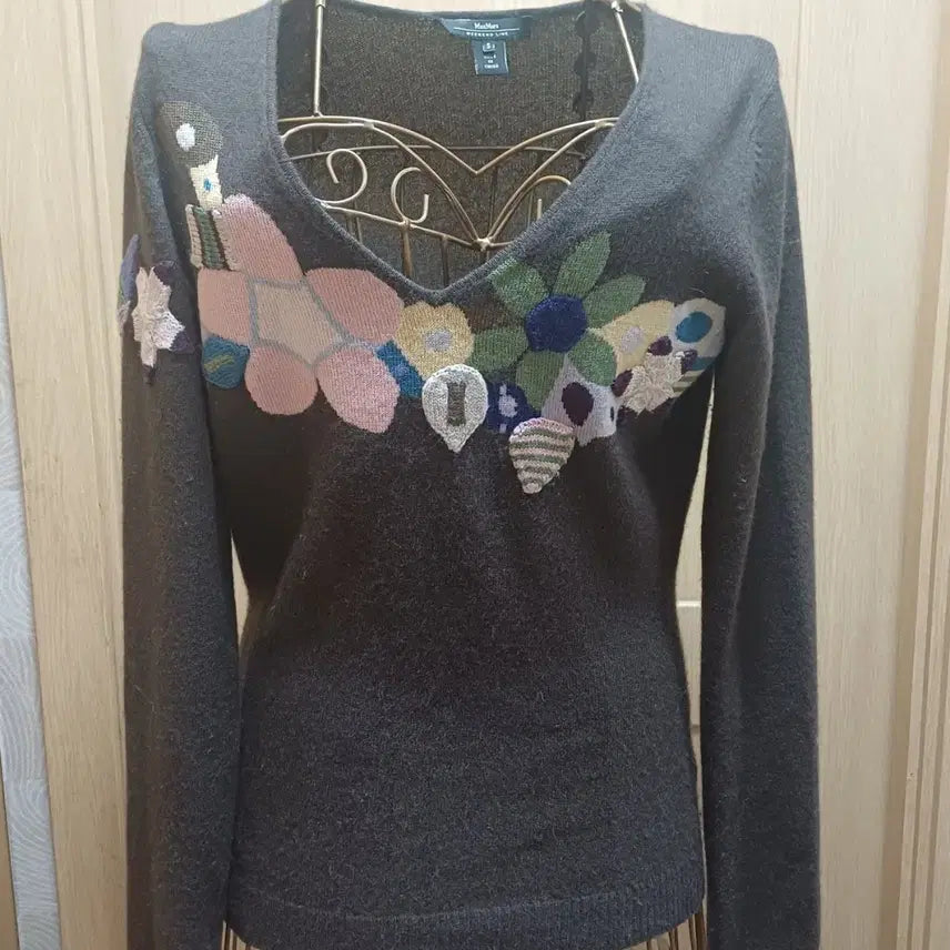 [BUNJANG] MaxMara Weekend Floral Embroidered V-Neck Knit Sweater / 막스마라 위켄드 꽃자수 브이넥 니트 (S사이즈/차콜)