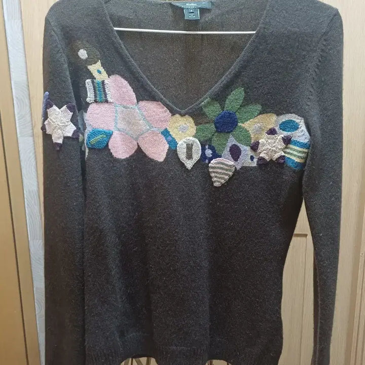 [BUNJANG] MaxMara Weekend Floral Embroidered V-Neck Knit Sweater / 막스마라 위켄드 꽃자수 브이넥 니트 (S사이즈/차콜)