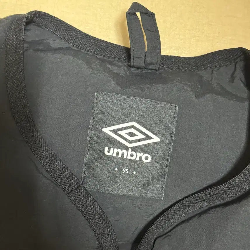 [BUNJANG] Umbro Black Padded Vest / 엄브로 블랙 패딩 조끼