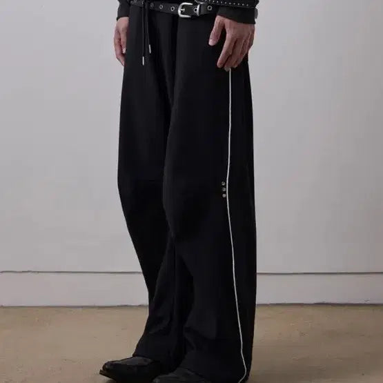 [BUNJANG] LeHahve Monoshine Parachute Track Pants Black / 르아브 모노샤인 파라수트 트랙 팬츠 블랙
