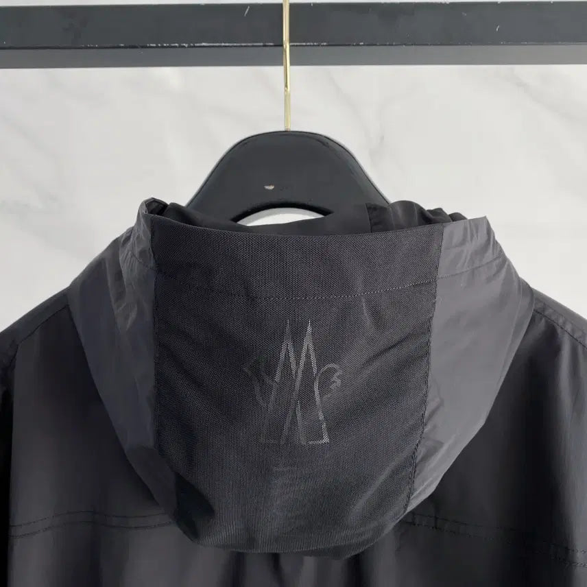 [BUNJANG] Moncler Lightweight Nylon Windbreaker Jacket with Small Logo / 몽클레어 후드 집업 경량 나일론 바람막이 자켓 스몰로고 L