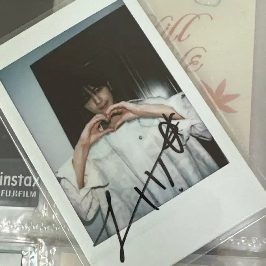[BUNJANG] The Boyz Hyunjae Autographed Polaroid / [판매] 더보이즈 현재 싸인 폴라로이드 싸폴 양도