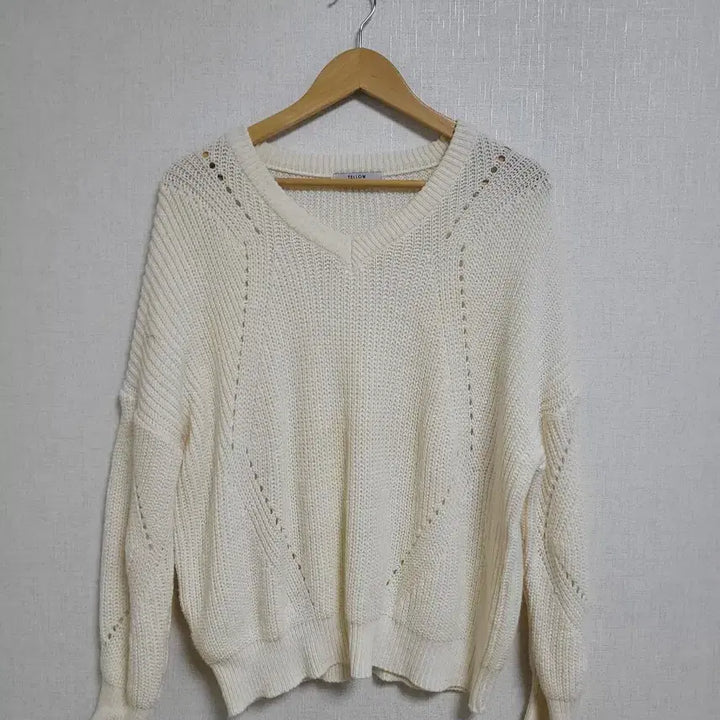 [BUNJANG] 24.YELLOW Ivory V-neck Knit Sweater / 24.YELLOW 아이보리 브이넥 니트