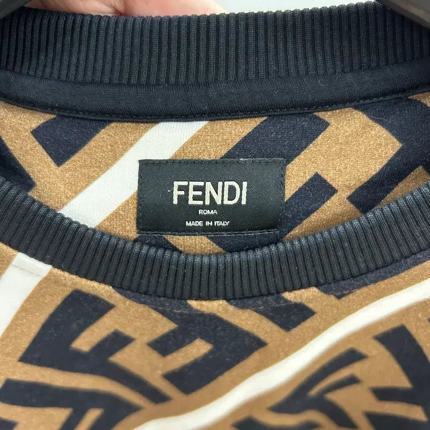 [SOLD OUT] {국내 매장구매} 펜디 FF로고 맨투맨 XL