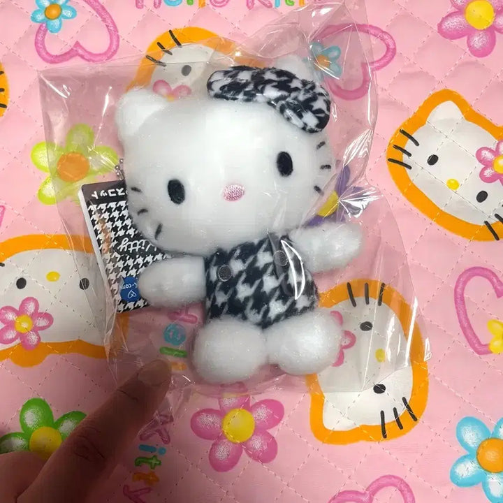 [BUNJANG] Hello Kitty Check Ribbon Doll Keychain / 헬로키티 인형 체크 인형키링