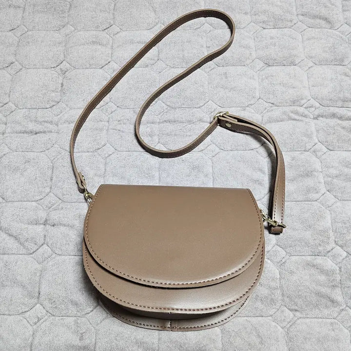 [BUNJANG] Half Moon Round Crossbody Bag / 하프문 라운드 크로스백