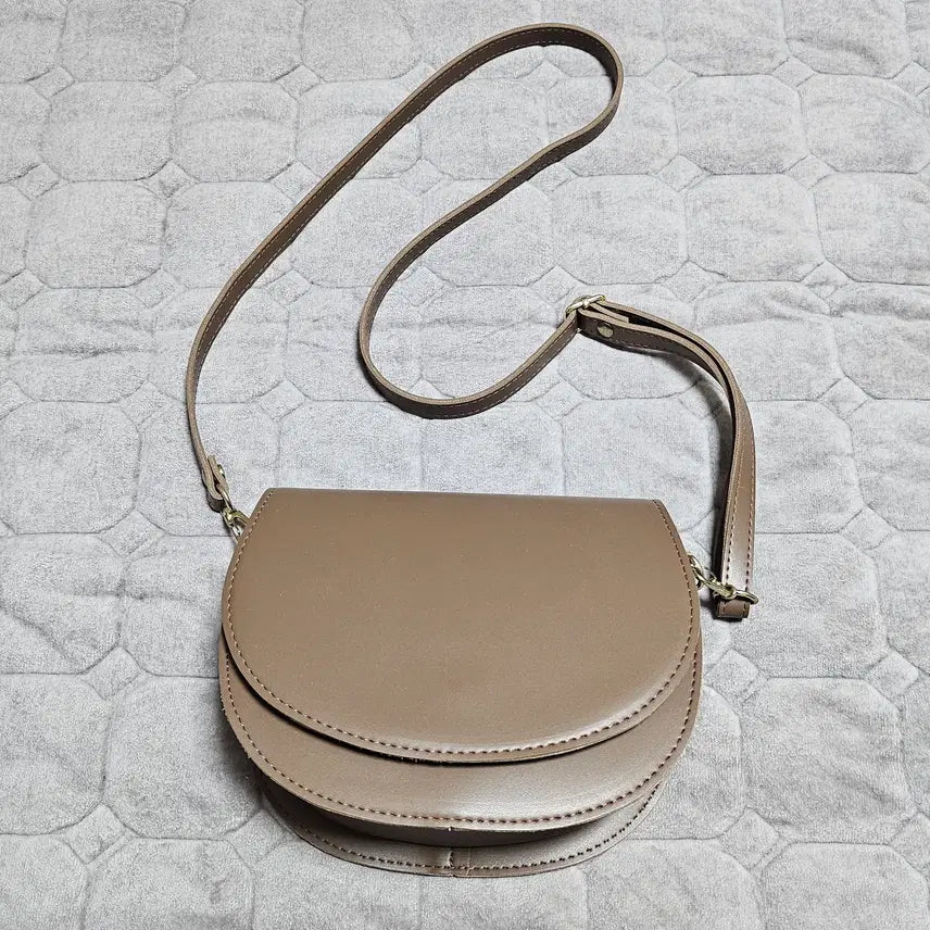 [BUNJANG] Half Moon Round Crossbody Bag / 하프문 라운드 크로스백
