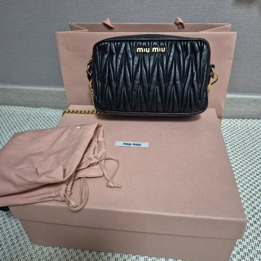 [BUNJANG] Miu Miu Matelassé Camera Bag / 미우미우 마테라쎄 카메라백 정품