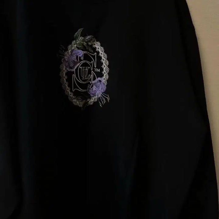 [BUNJANG] Sculptor Vintage Embroidery Sweatshirt Black / 스컬프터 빈티지 자수 맨투맨 블랙