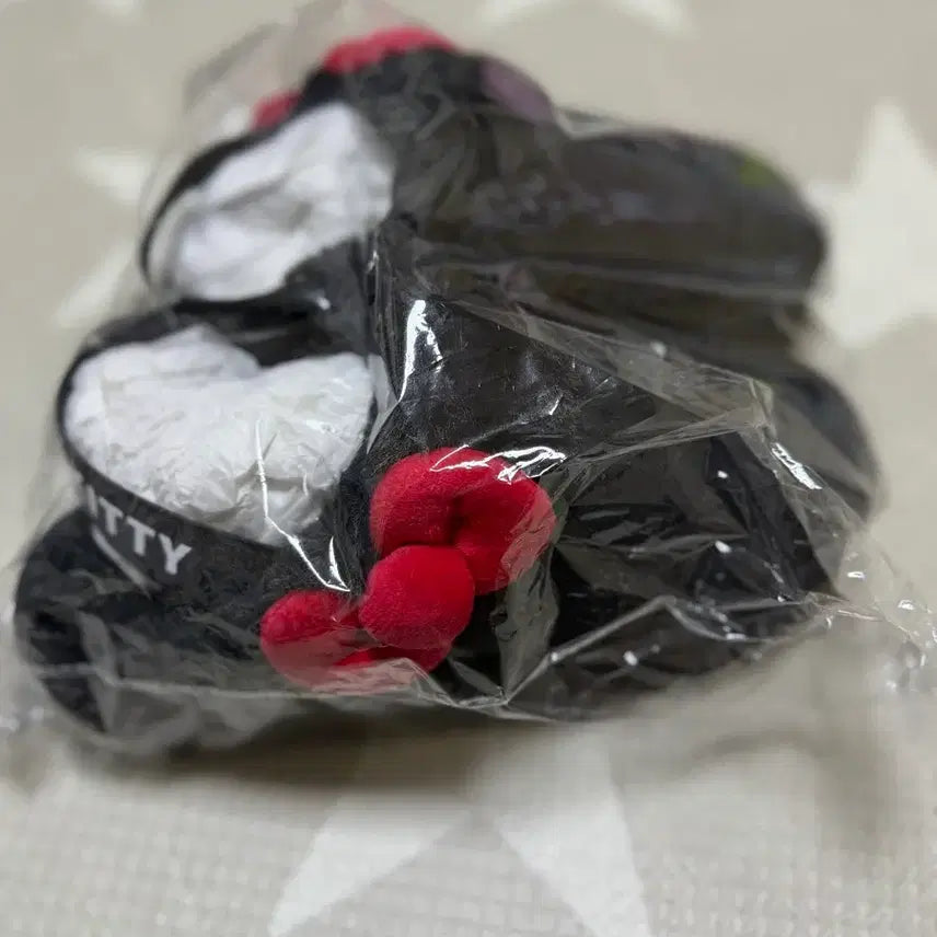 [BUNJANG] Hello Kitty New Furry Slippers / 헬로키티 털 신발 새상품