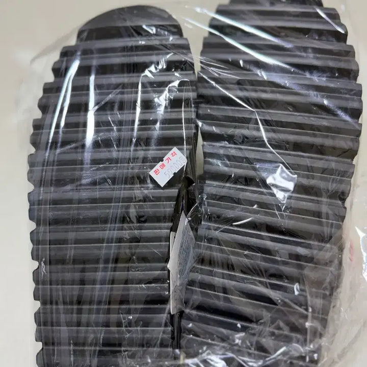 [BUNJANG] Hello Kitty New Furry Slippers / 헬로키티 털 신발 새상품