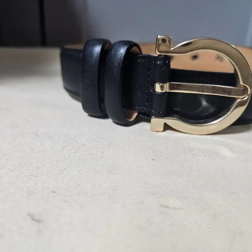 [SOLD OUT] 페라가모 블랙 가죽 벨트 금장 버클