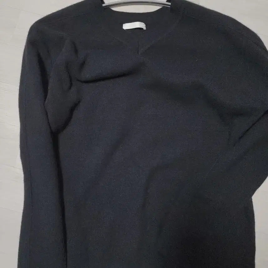 [BUNJANG] WOS While Movement V-Neck Knit Black / 월스와일무브먼트 브이넥 니트 블랙 1
