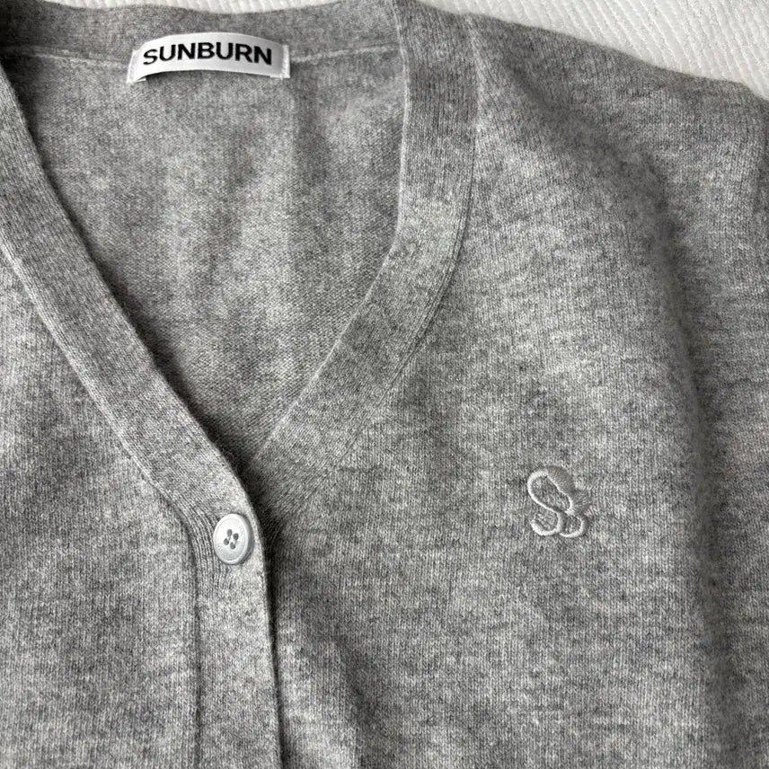 [BUNJANG] Sunburn Gray Cashmere Wool V-neck Cardigan / Sunburn 썬번 프로젝트 그레이 가디건 캐시미어 울 브이넥 니트 봄