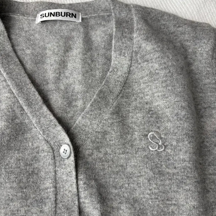 [BUNJANG] Sunburn Gray Cashmere Wool V-neck Cardigan / Sunburn 썬번 프로젝트 그레이 가디건 캐시미어 울 브이넥 니트 봄