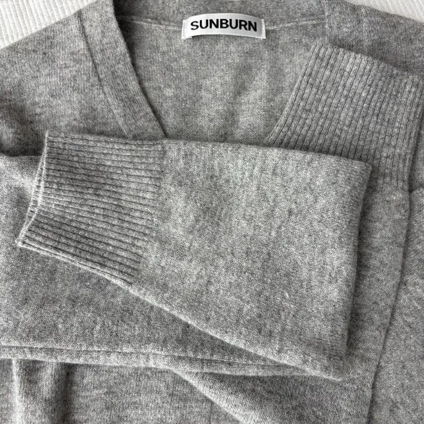 [BUNJANG] Sunburn Gray Cashmere Wool V-neck Cardigan / Sunburn 썬번 프로젝트 그레이 가디건 캐시미어 울 브이넥 니트 봄