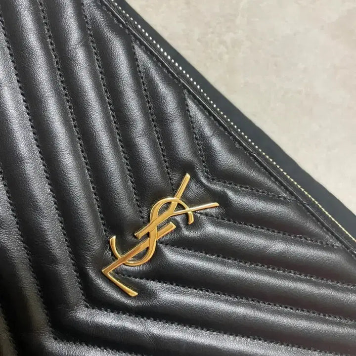 [BUNJANG] Yves Saint Laurent Matelassé Monogram New Medium Clutch / 입생로랑 생로랑 마틀라세 모노그램 뉴미듐 클러치 민트급