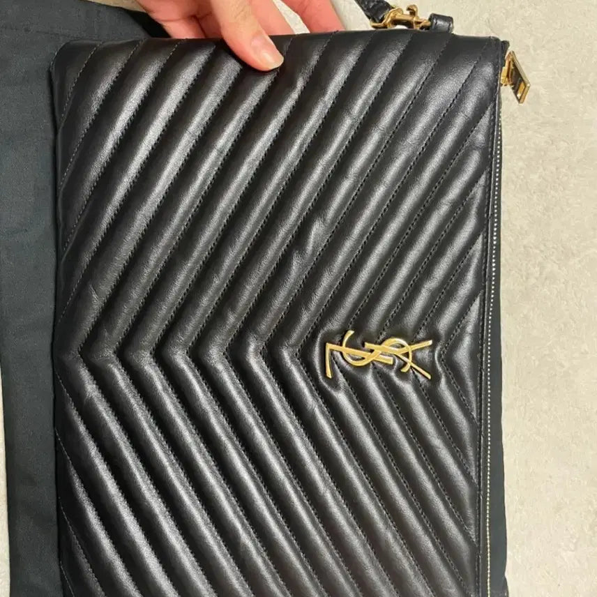 [BUNJANG] Yves Saint Laurent Matelassé Monogram New Medium Clutch / 입생로랑 생로랑 마틀라세 모노그램 뉴미듐 클러치 민트급