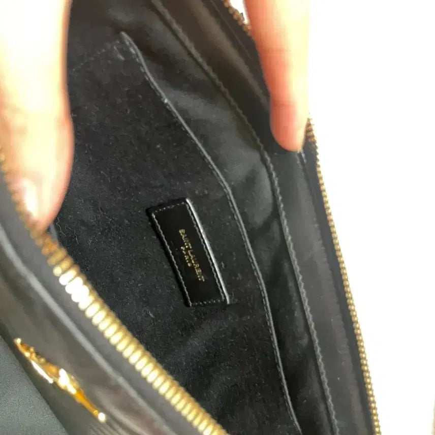 [BUNJANG] Yves Saint Laurent Matelassé Monogram New Medium Clutch / 입생로랑 생로랑 마틀라세 모노그램 뉴미듐 클러치 민트급