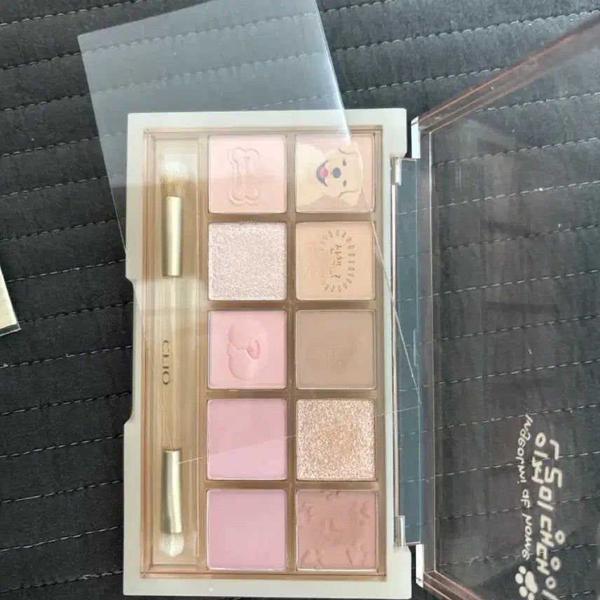 [BUNJANG] Clio Injeolmi Ddaengdaengi Series Palette Concealer / 클리오 인절미 댕댕이 시리즈 팔레트 컨실러(스티커+키링 두개)