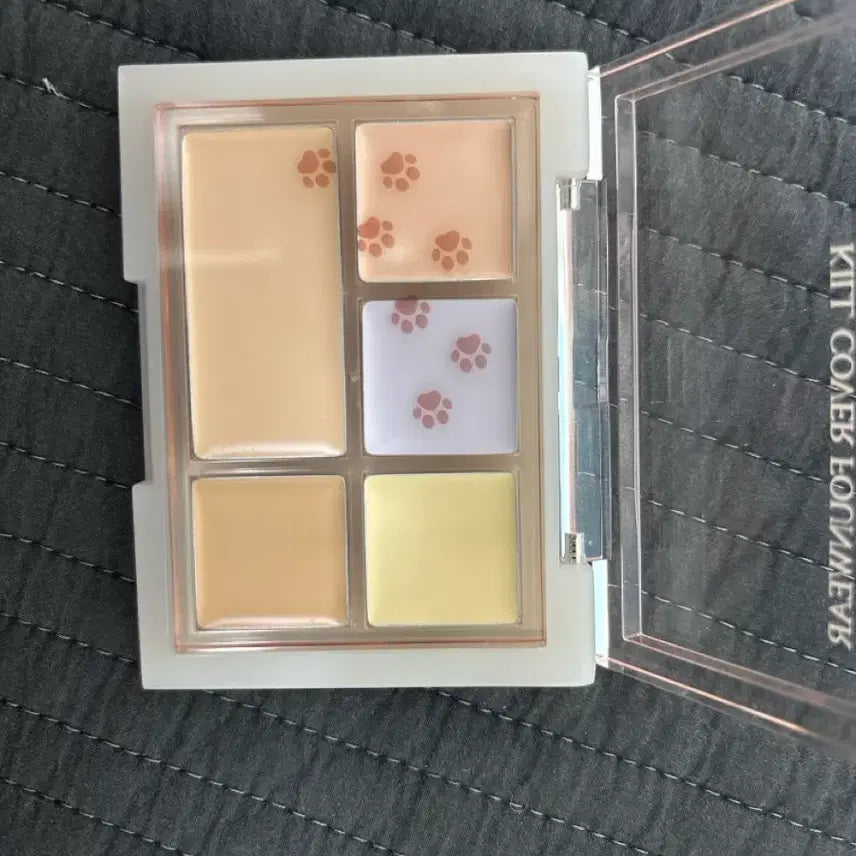 [BUNJANG] Clio Injeolmi Ddaengdaengi Series Palette Concealer / 클리오 인절미 댕댕이 시리즈 팔레트 컨실러(스티커+키링 두개)