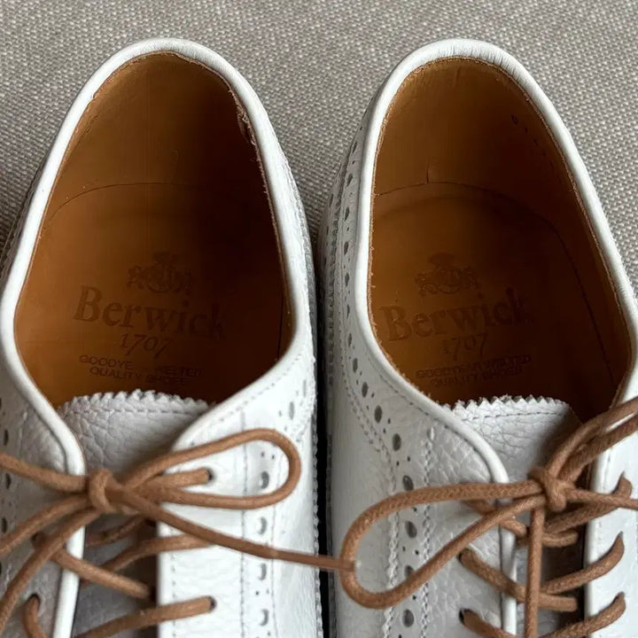 [SOLD OUT] [UK7] Berwick 4794 화이트 그레인 브로그 윙팁