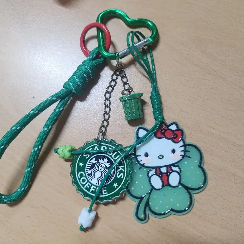 [BUNJANG] Starbucks Hello Kitty Four-Leaf Clover Collaboration Keyring (Handmade) / 스타벅스 키티 네잎클로버 콜라보 키링 (핸드메이드)