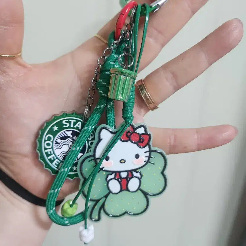 [BUNJANG] Starbucks Hello Kitty Four-Leaf Clover Collaboration Keyring (Handmade) / 스타벅스 키티 네잎클로버 콜라보 키링 (핸드메이드)