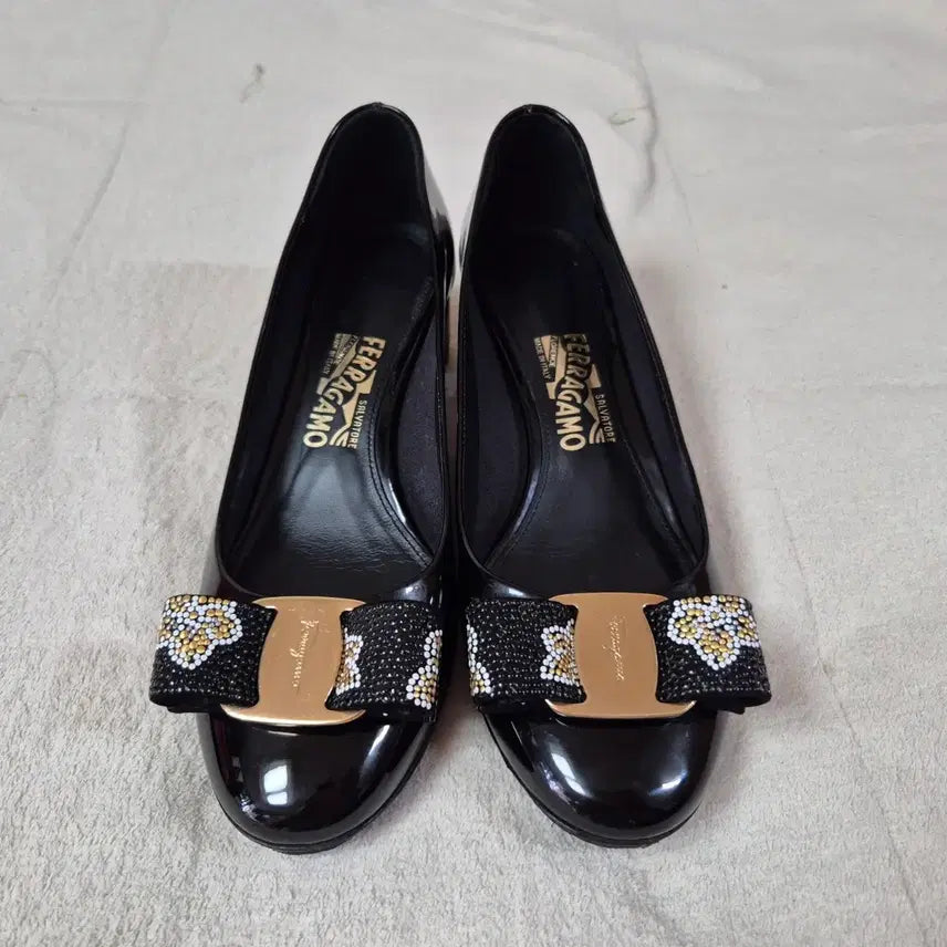 [BUNJANG] Salvatore Ferragamo Vara Ribbon Patent Leather Pumps / 페라가모  플랫 발라리본 구두