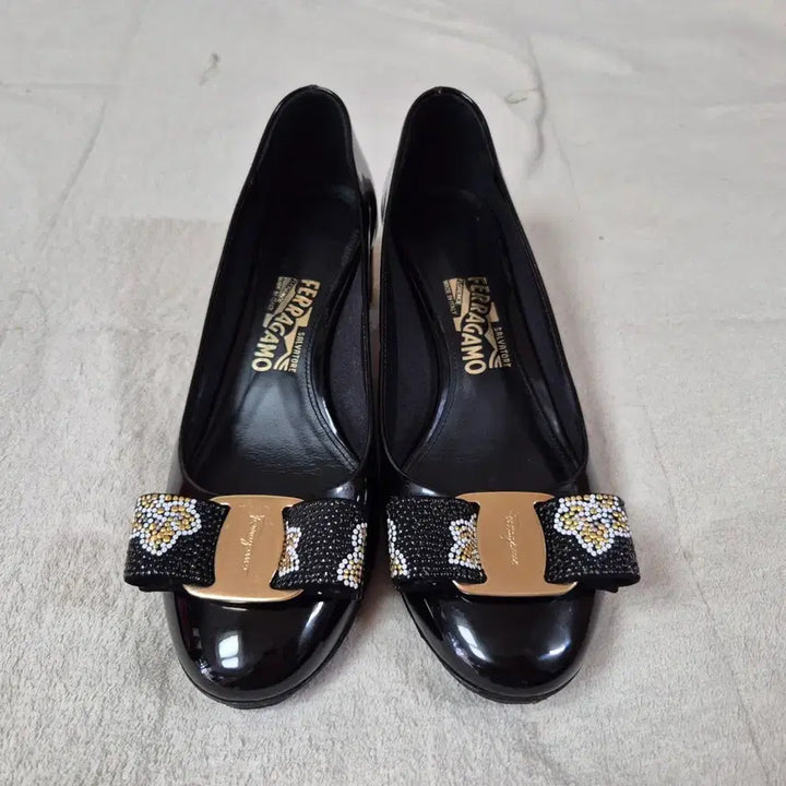 [BUNJANG] Salvatore Ferragamo Vara Ribbon Patent Leather Pumps / 페라가모  플랫 발라리본 구두