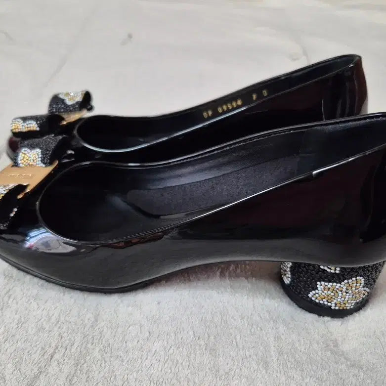 [BUNJANG] Salvatore Ferragamo Vara Ribbon Patent Leather Pumps / 페라가모  플랫 발라리본 구두