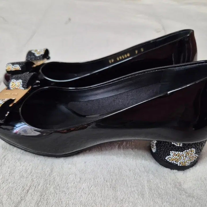 [BUNJANG] Salvatore Ferragamo Vara Ribbon Patent Leather Pumps / 페라가모  플랫 발라리본 구두