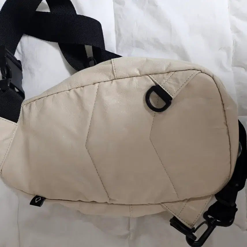 [BUNJANG] Mischief Foldable Sling Bag Cream / 미스치프 폴더블 슬링백 크림