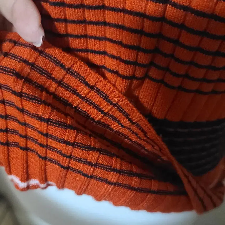 [BUNJANG] GU Orange Black Stripe V-Neck Knit Sweater / GU 오렌지 블랙 스트라이프 V넥 니트