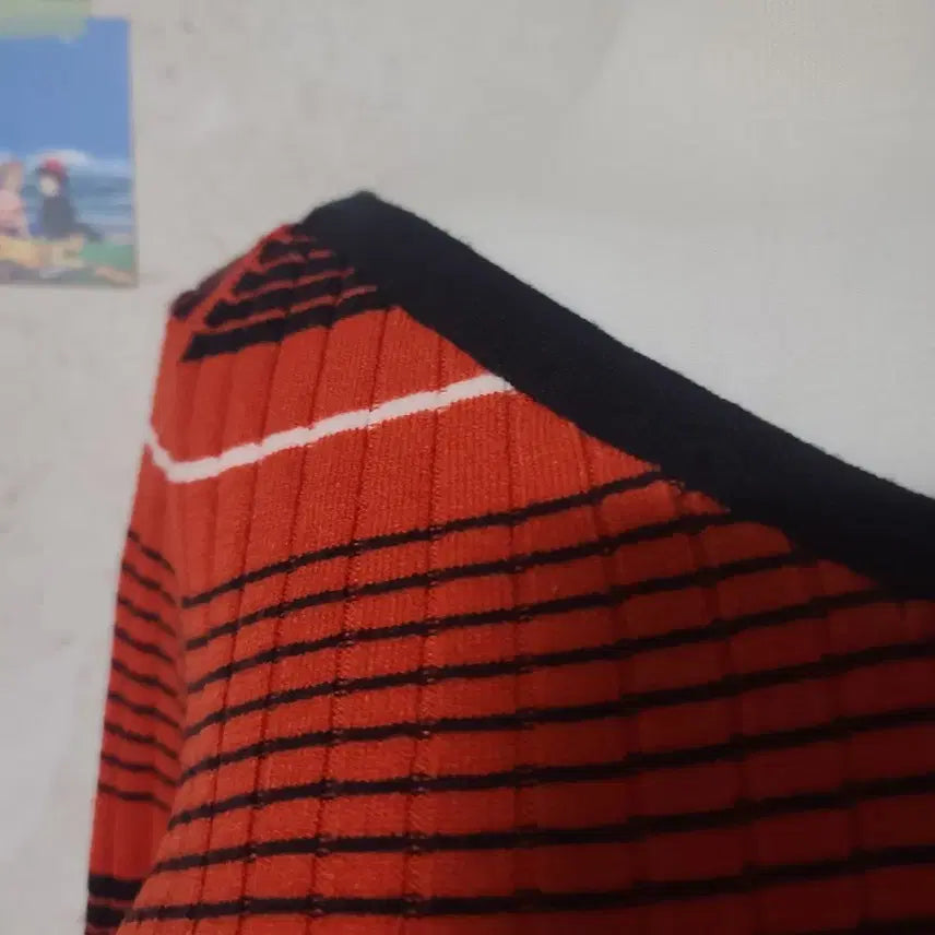 [BUNJANG] GU Orange Black Stripe V-Neck Knit Sweater / GU 오렌지 블랙 스트라이프 V넥 니트