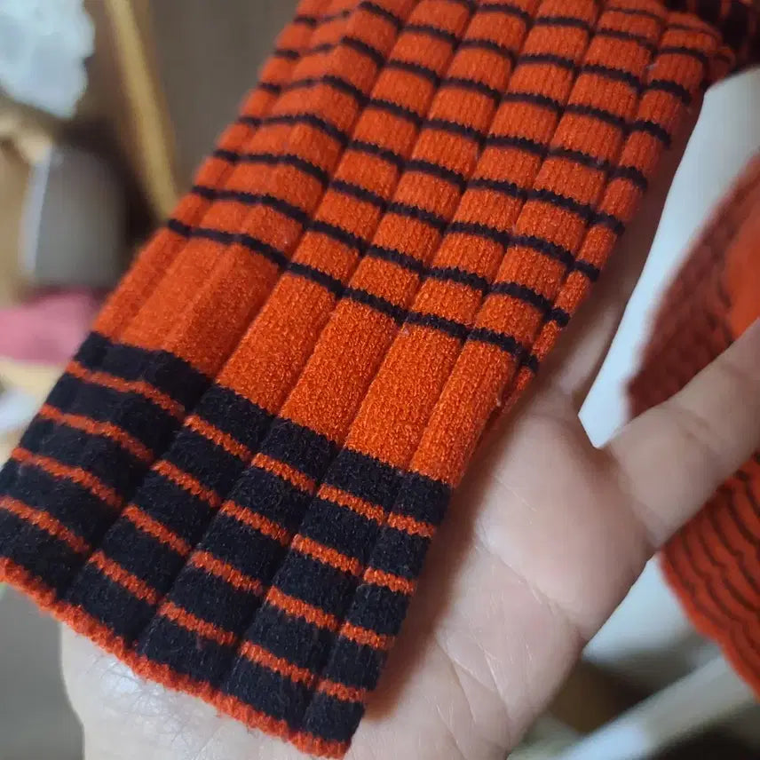 [BUNJANG] GU Orange Black Stripe V-Neck Knit Sweater / GU 오렌지 블랙 스트라이프 V넥 니트