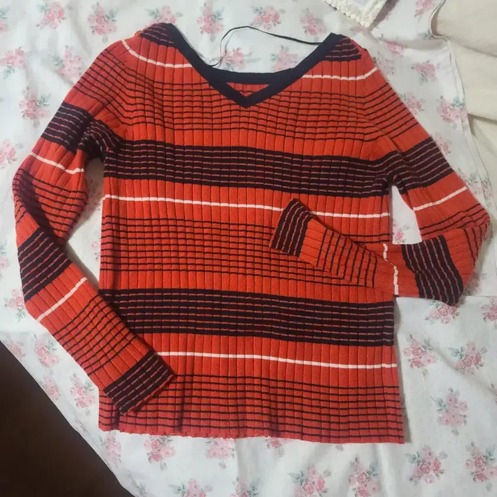 [BUNJANG] GU Orange Black Stripe V-Neck Knit Sweater / GU 오렌지 블랙 스트라이프 V넥 니트