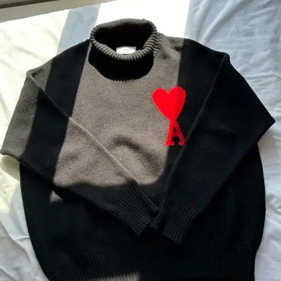 [BUNJANG] BTS (Army) Heart Logo Black Turtleneck Knit / 아미 하트 로고 블랙 터틀넥 니트
