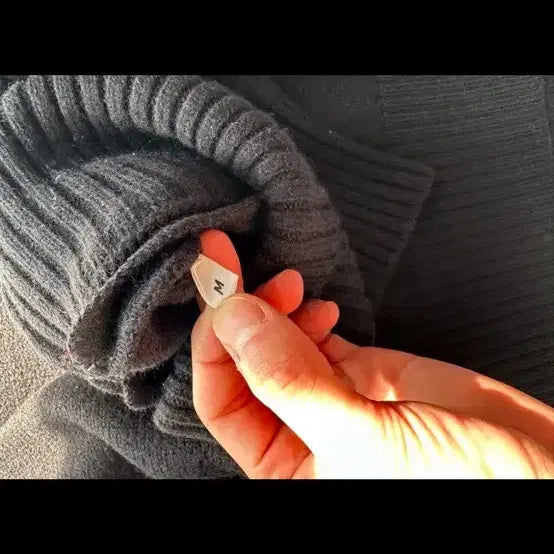 [BUNJANG] BTS (Army) Heart Logo Black Turtleneck Knit / 아미 하트 로고 블랙 터틀넥 니트