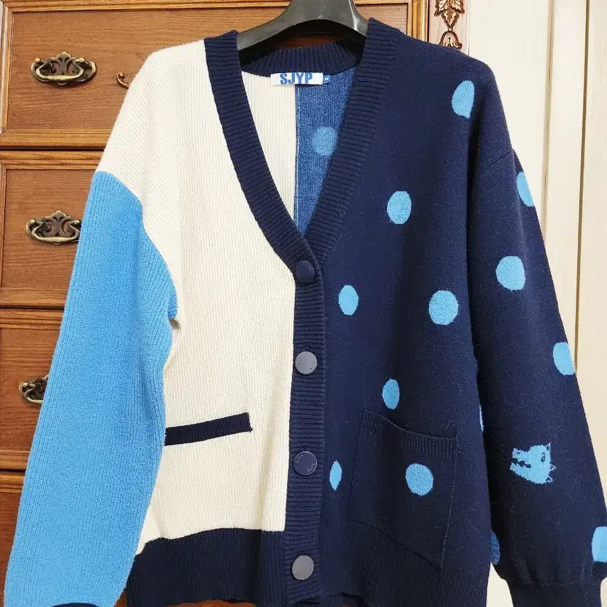 [SOLD OUT] SJYP 배색 도트 가디건 S사이즈 울혼방 네이비 아이보리