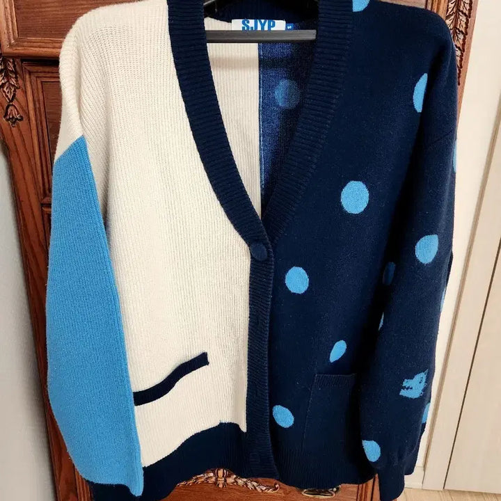 [SOLD OUT] SJYP 배색 도트 가디건 S사이즈 울혼방 네이비 아이보리