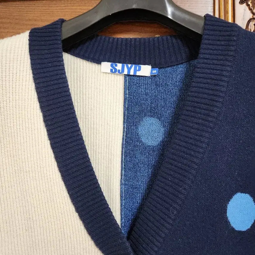 [SOLD OUT] SJYP 배색 도트 가디건 S사이즈 울혼방 네이비 아이보리