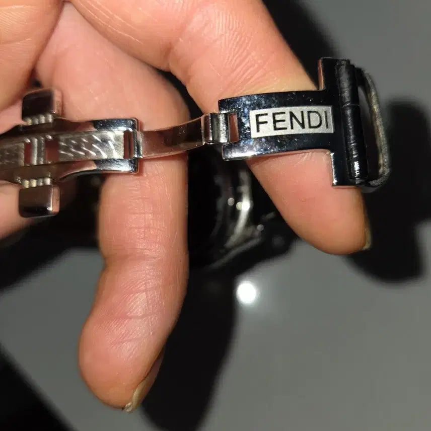 [BUNJANG] Fendi Black Leather Watch / 펜디 블랙 가죽 시계